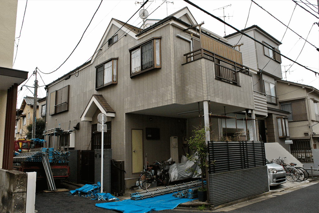 外壁に傷みが見られる住宅