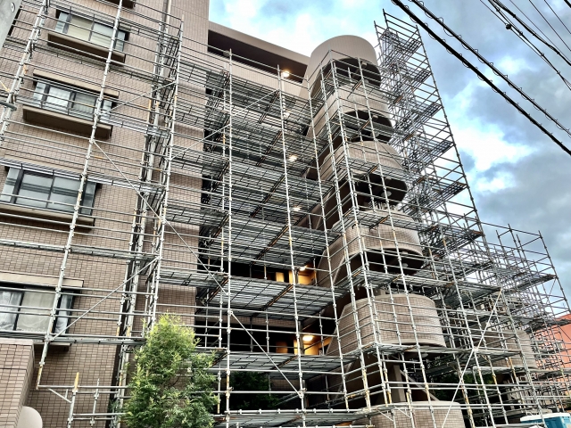 マンション塗装前の足場仮設