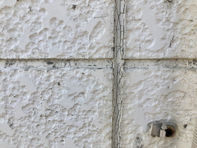 劣化が激しいサイディング外壁の目地