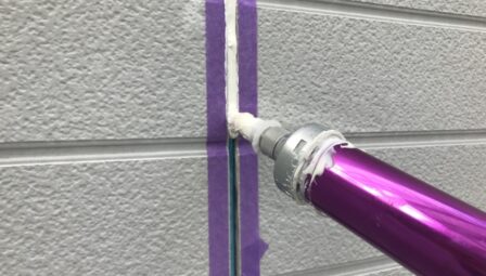 外壁目地の役割とは？コーキングの重要性を解説