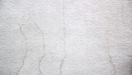 外壁のひび割れは放置NG？劣化リスクを解説