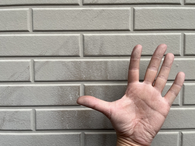 窯業系サイディングのチョーキング現象