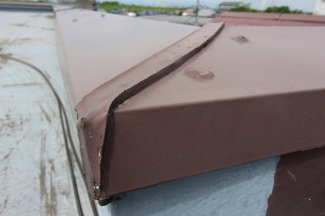 劣化の見られる笠木