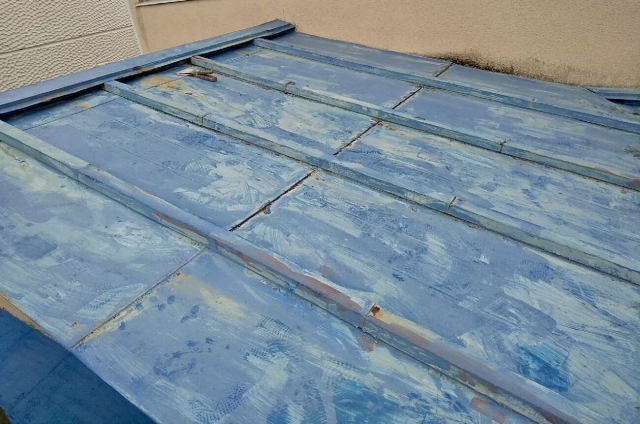 色褪せした金属屋根