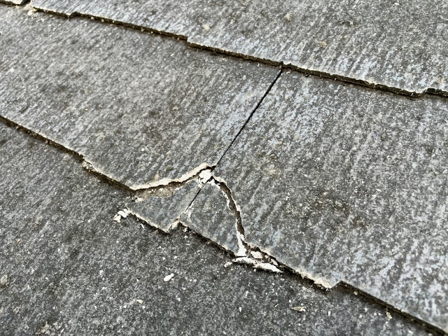 脆くなって割れたスレート