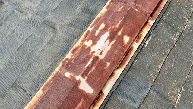 錆が進行した棟板金