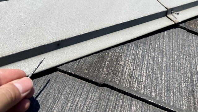 釘の抜けた棟板金