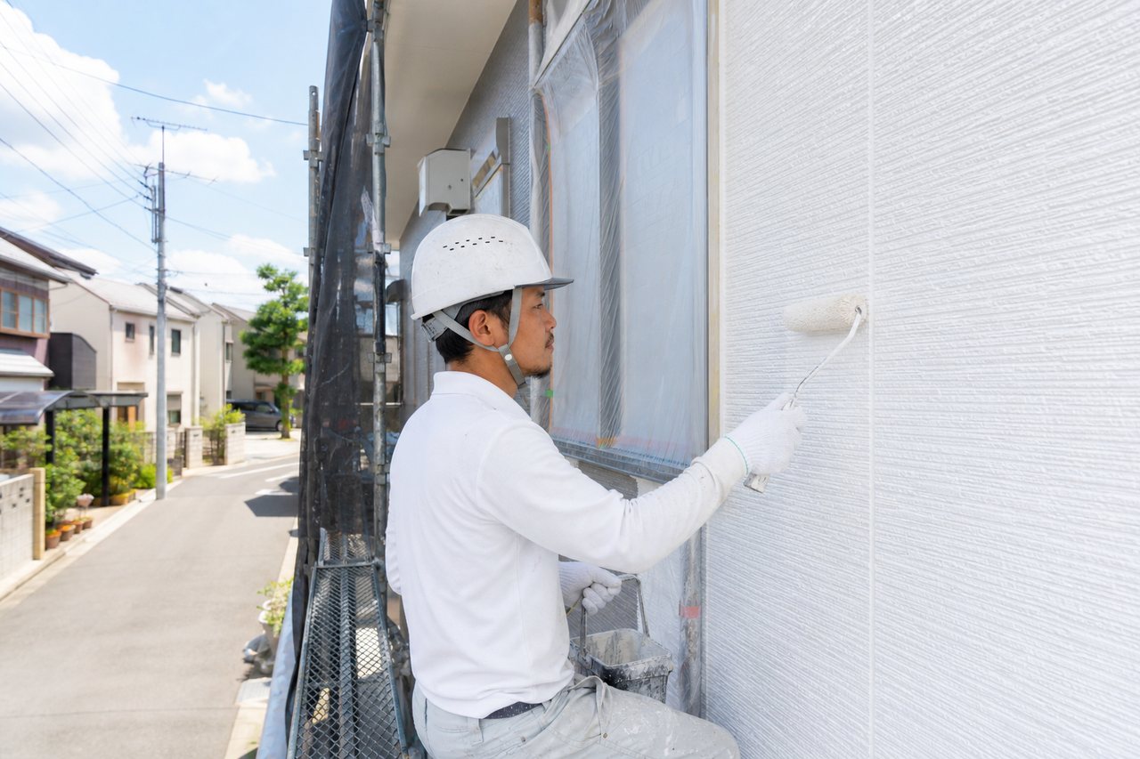 無機塗料で住宅外壁を塗装する職人